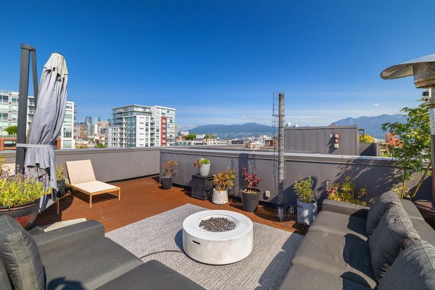 901 219 E Georgia Street