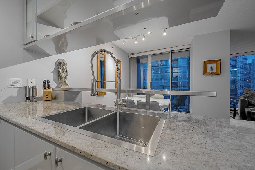 2306 1438 Richards Street