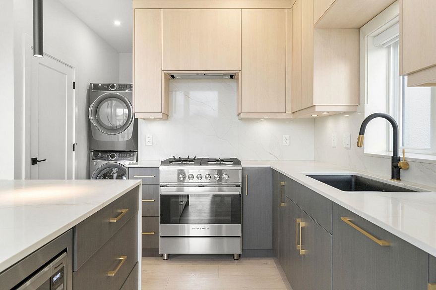 2 3274 E 44th Avenue