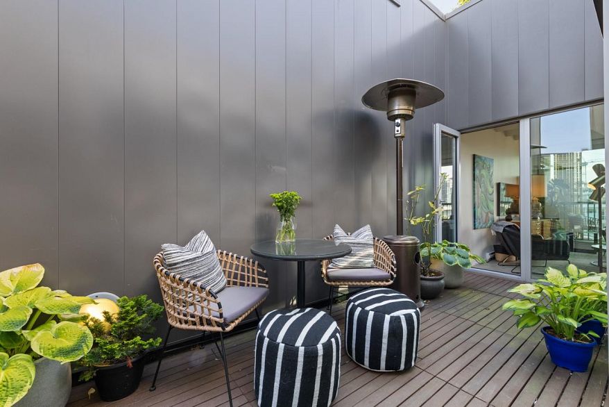 901 219 E Georgia Street