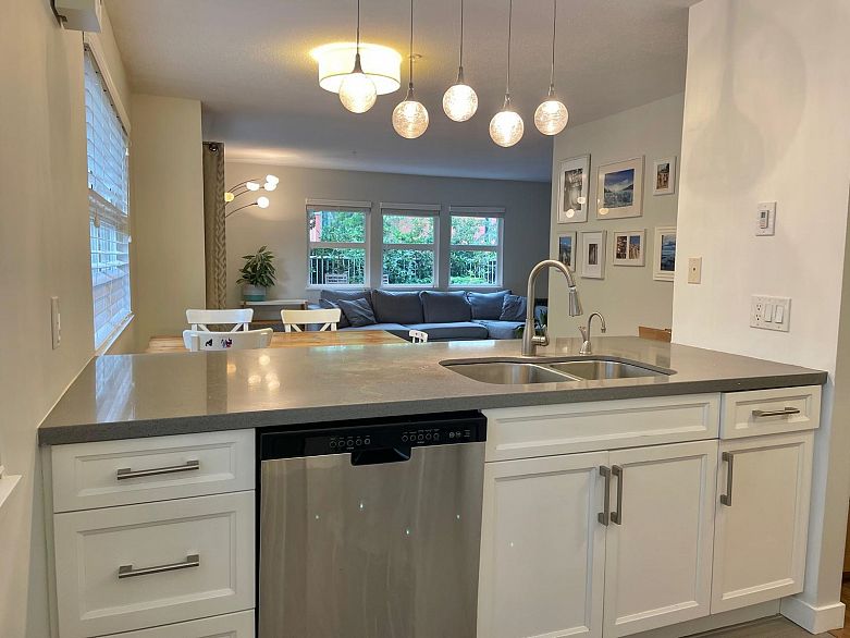 102 3008 Willow Street