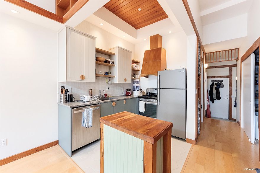 307 980 W 22nd Avenue