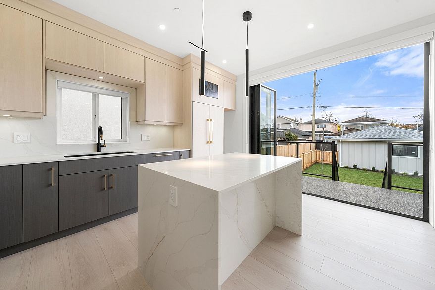 2 3274 E 44th Avenue