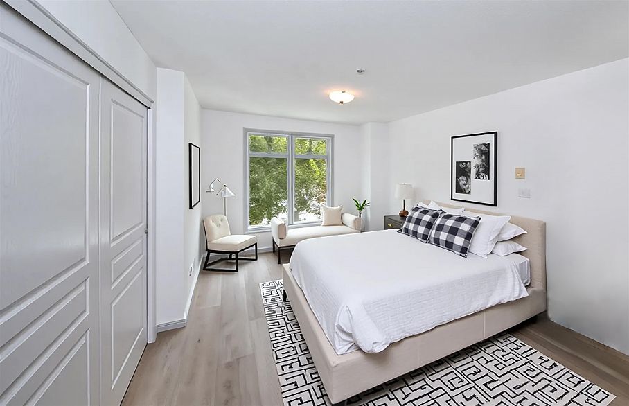 215 3727 W 10th Avenue