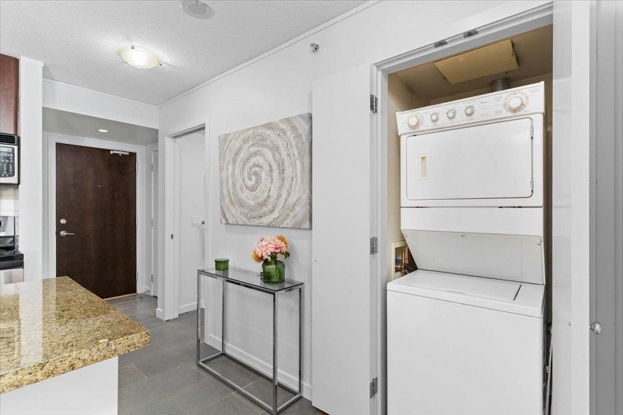 1805 58 Keefer Place