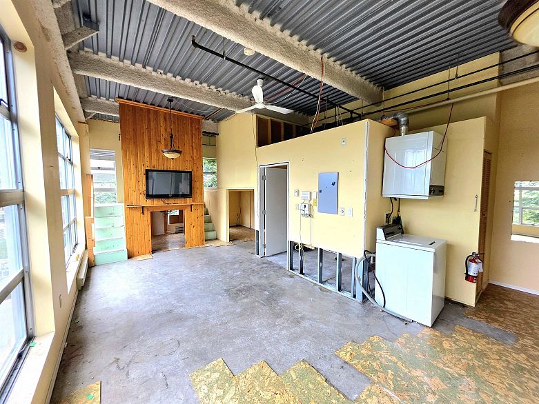 201 272 E 4th Avenue