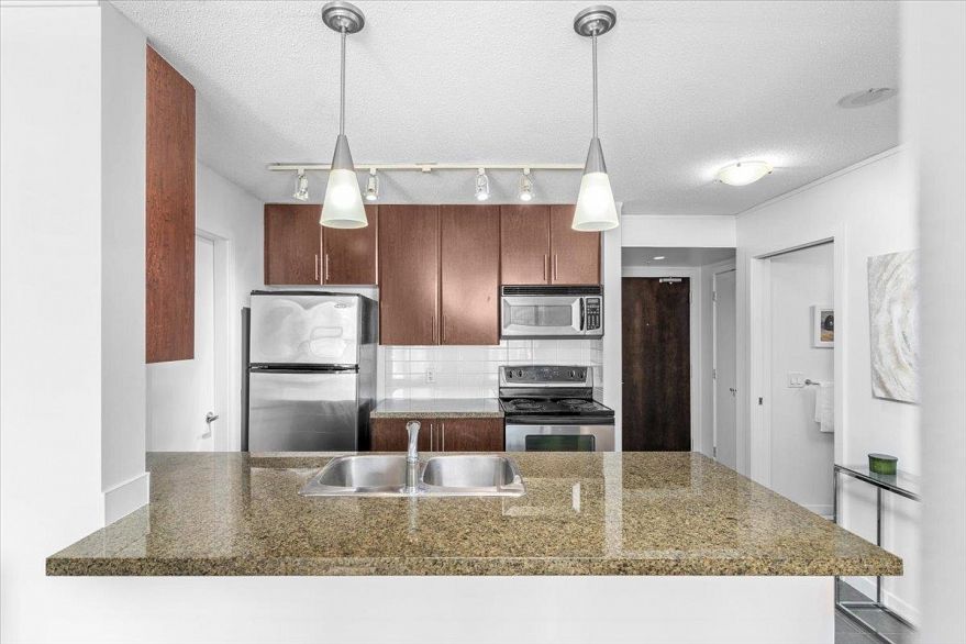 1805 58 Keefer Place