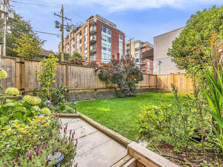 102 334 E 5th Avenue