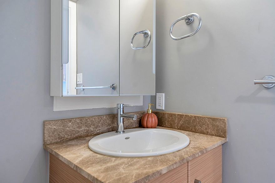 2003 909 Mainland Street