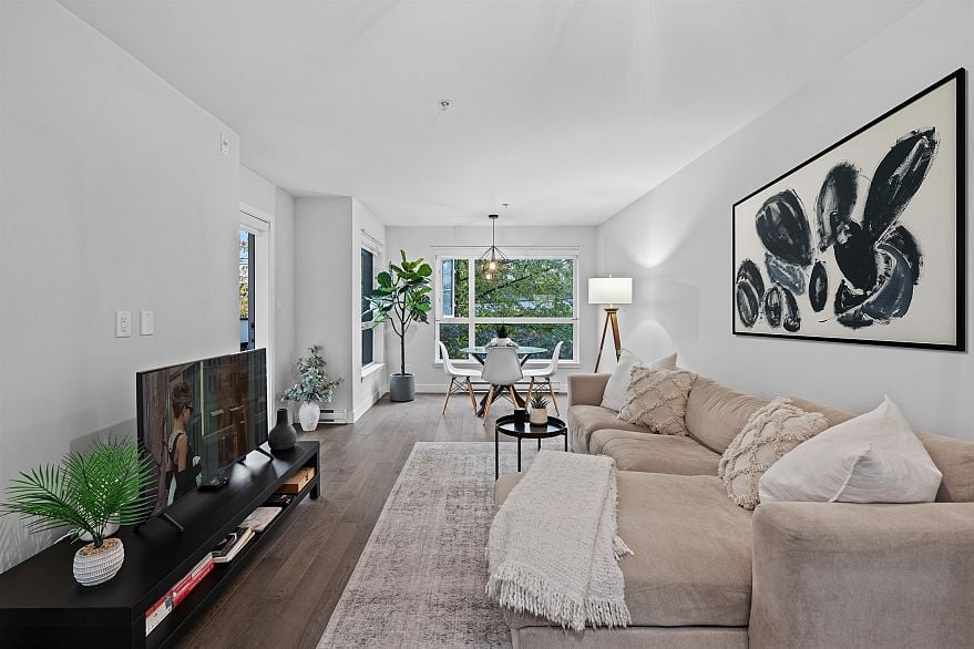 208 3456 Commercial Street