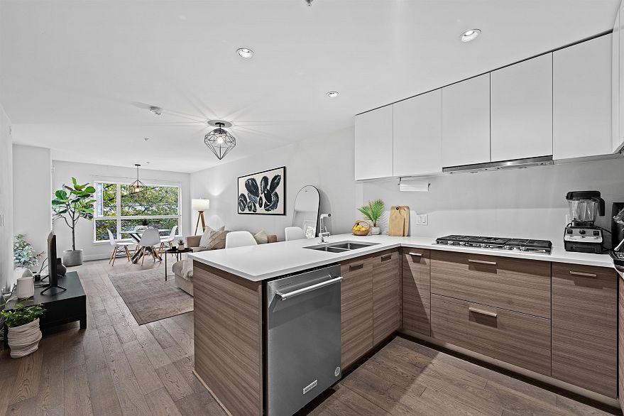 208 3456 Commercial Street