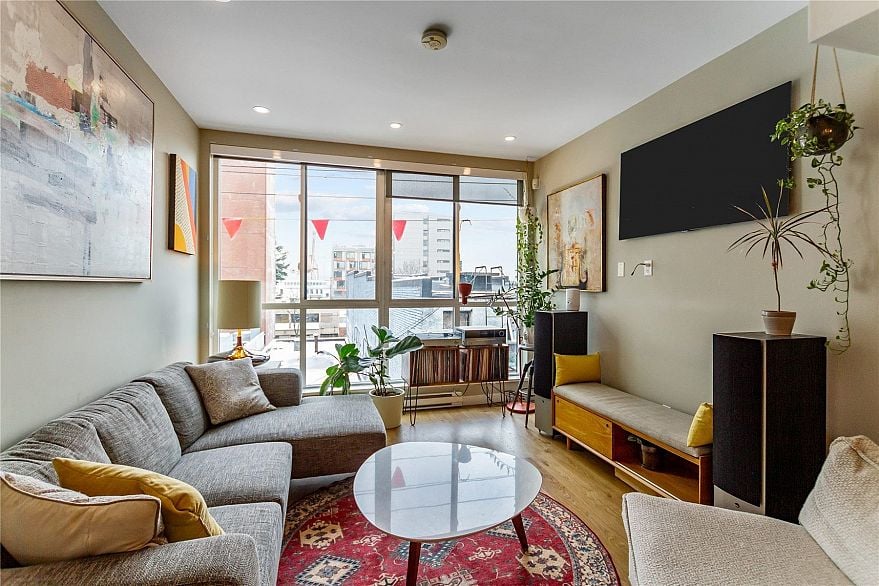 304 557 E Cordova Street