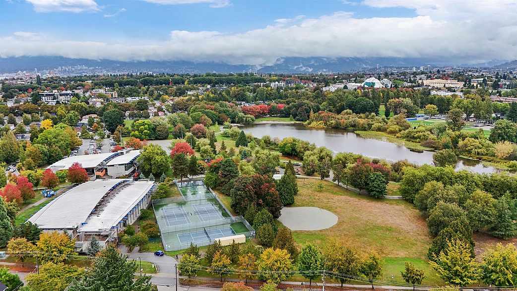 208 3456 Commercial Street