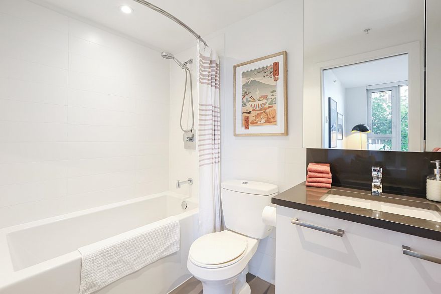 305 933 E Hastings Street