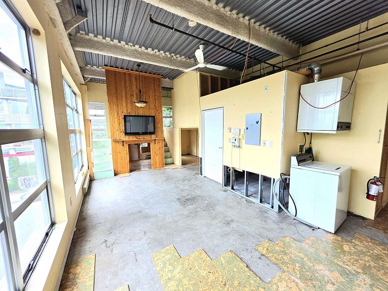 201 272 E 4th Avenue