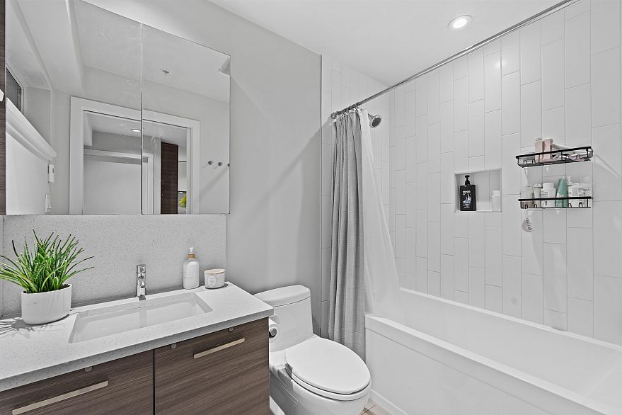 208 3456 Commercial Street