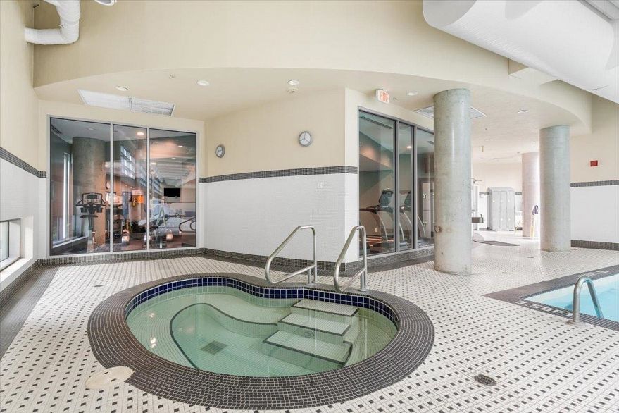 1805 58 Keefer Place