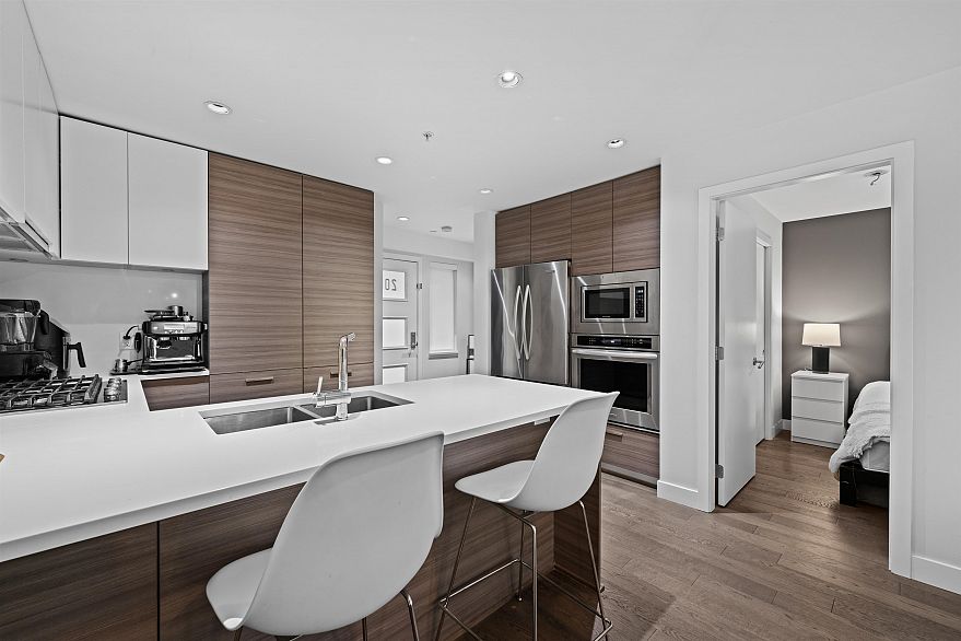 208 3456 Commercial Street