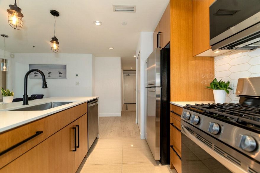 305 638 Beach Crescent