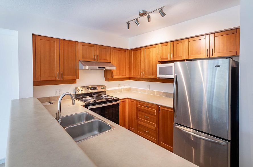 215 3727 W 10th Avenue