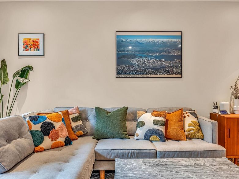 102 334 E 5th Avenue