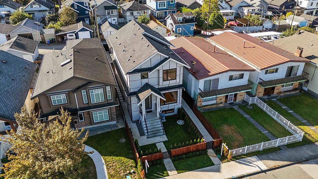 1 2658 Dundas Street