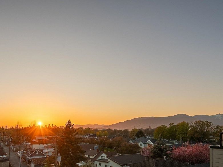 PH5 2889 E 1st Avenue