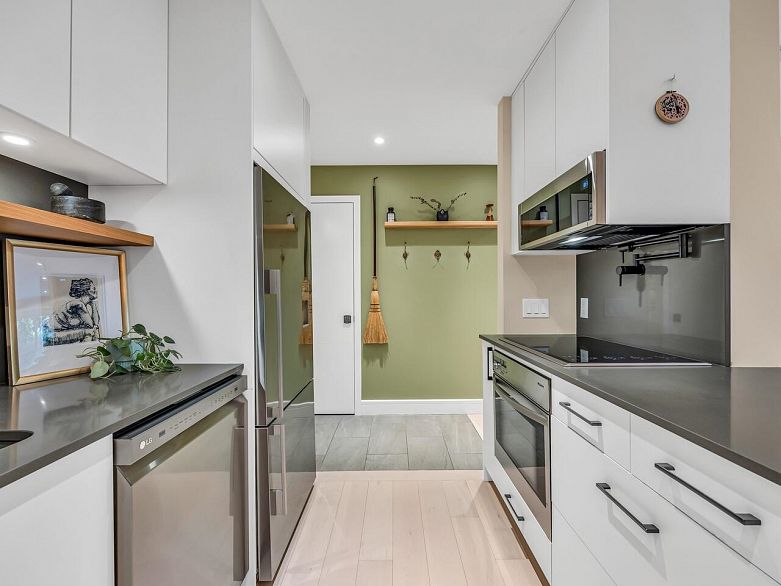 102 334 E 5th Avenue