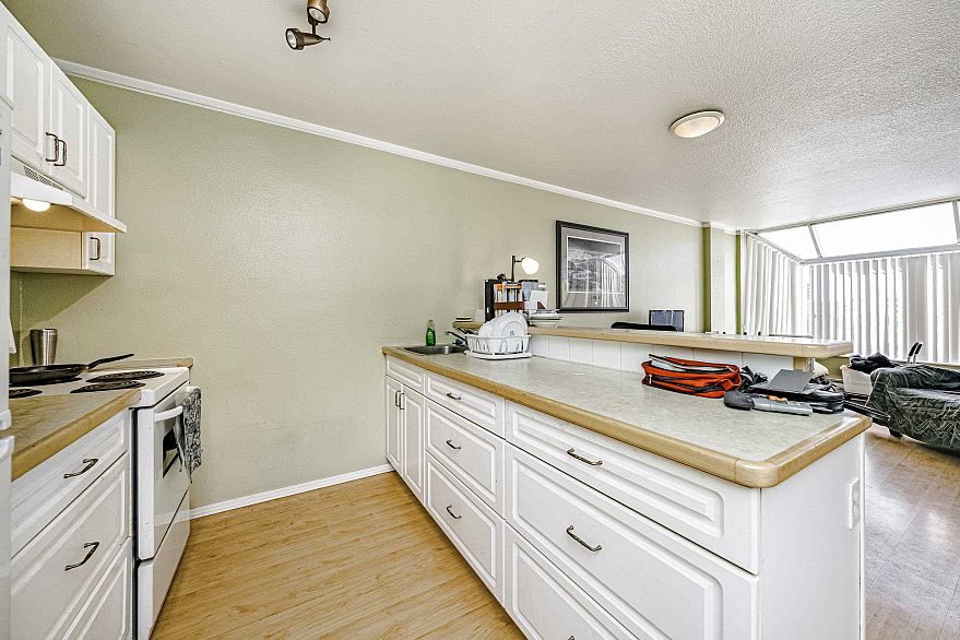 610 1330 Burrard Street