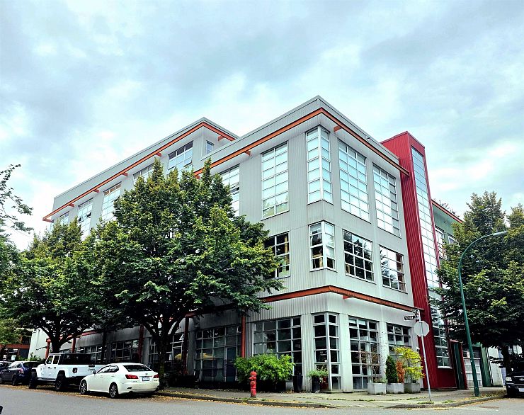 201 272 E 4th Avenue