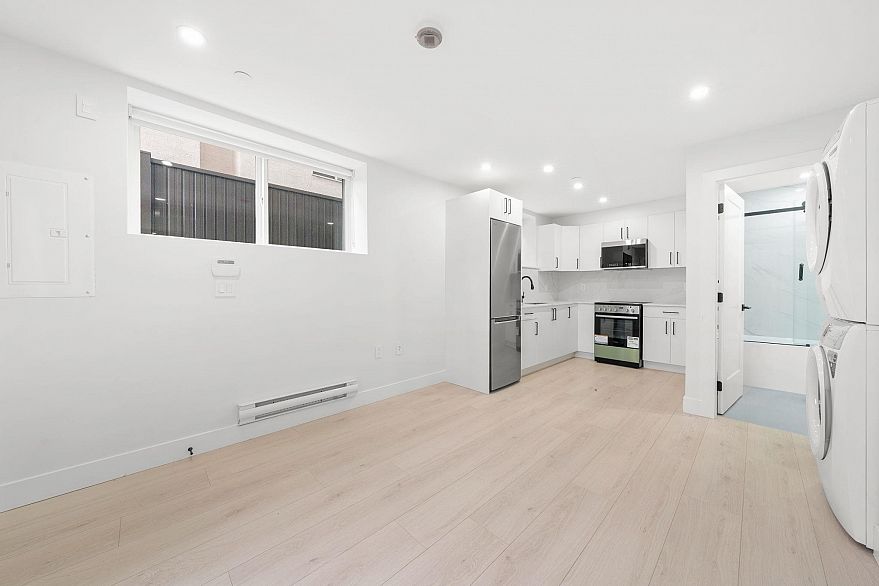 1 3274 E 44th Avenue