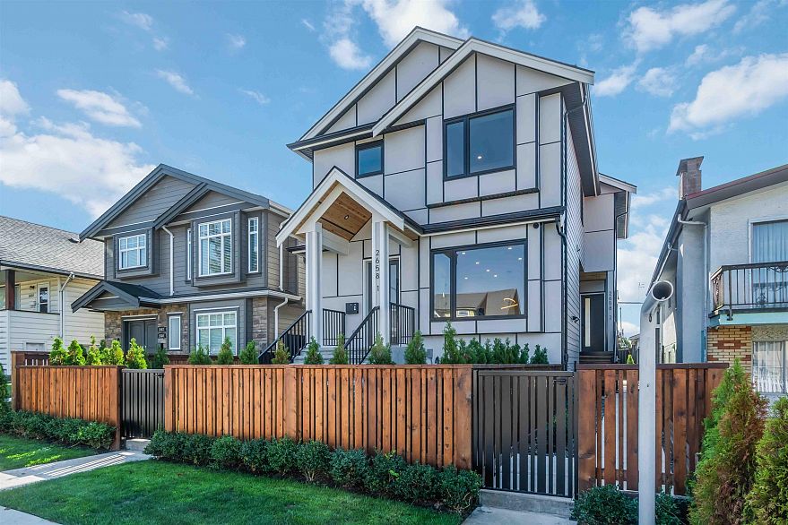 2 2658 Dundas Street