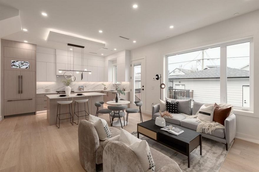 2 2658 Dundas Street