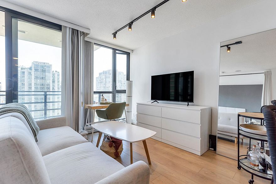 2003 909 Mainland Street