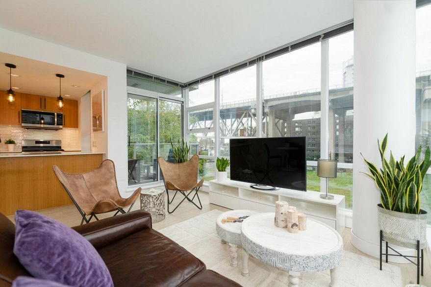 305 638 Beach Crescent