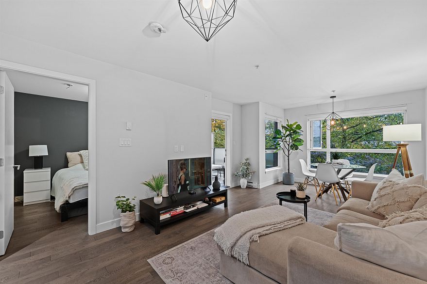 208 3456 Commercial Street