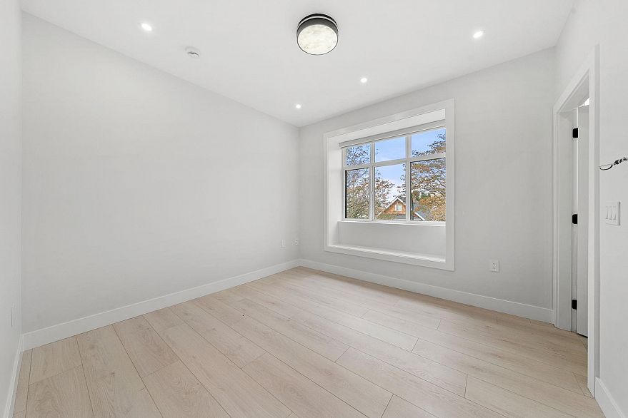 1 3274 E 44th Avenue