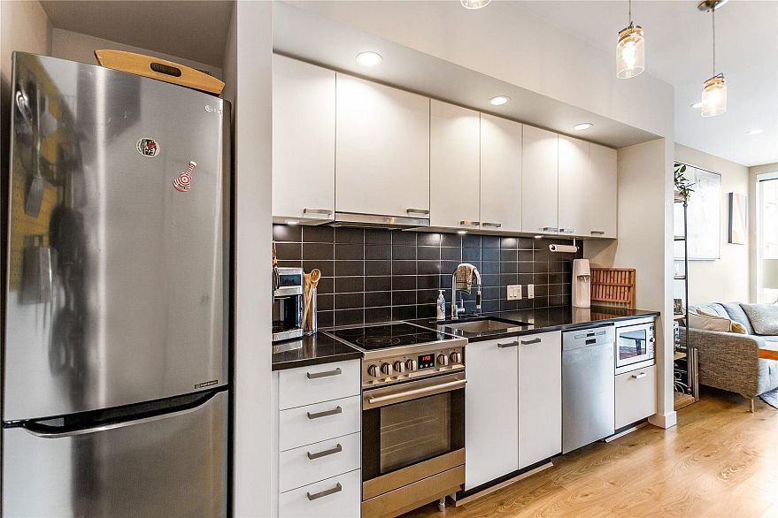 304 557 E Cordova Street