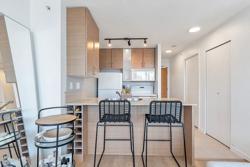 2003 909 Mainland Street