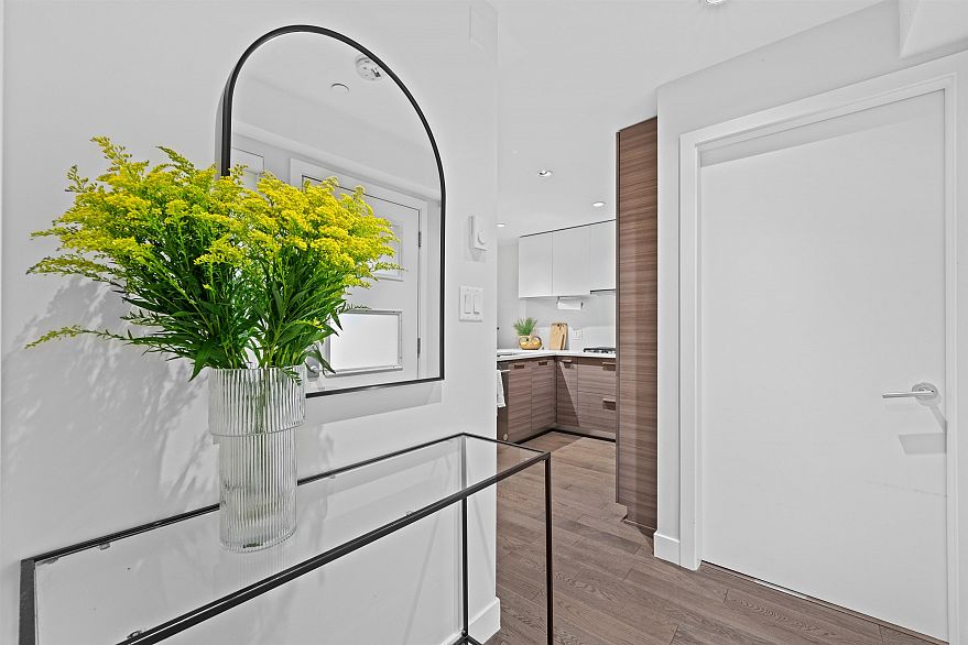 208 3456 Commercial Street