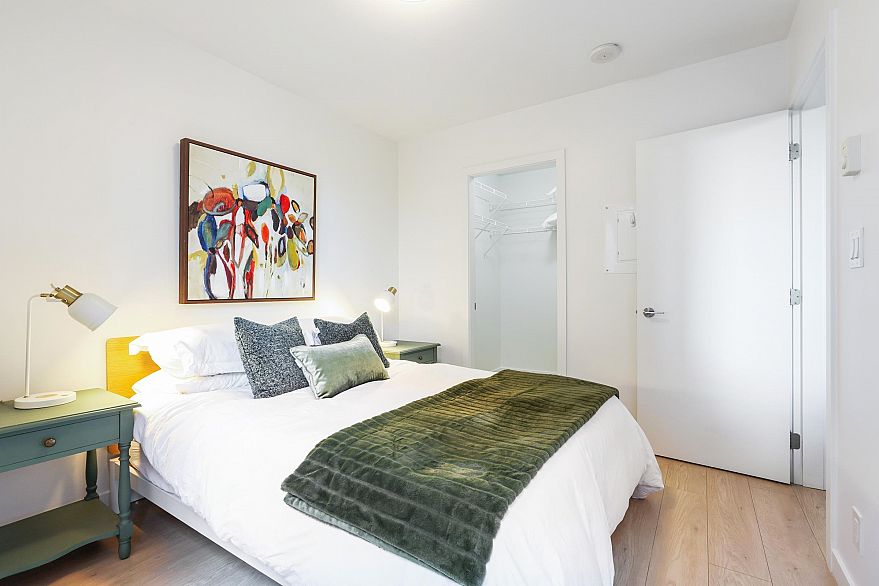 305 933 E Hastings Street