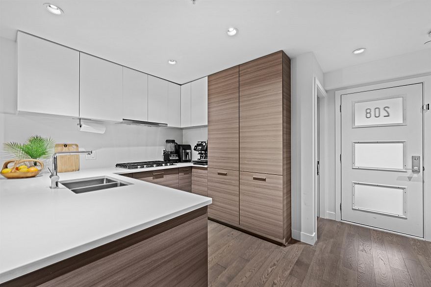 208 3456 Commercial Street