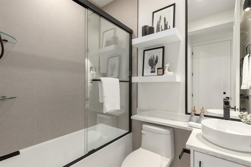 2 2658 Dundas Street