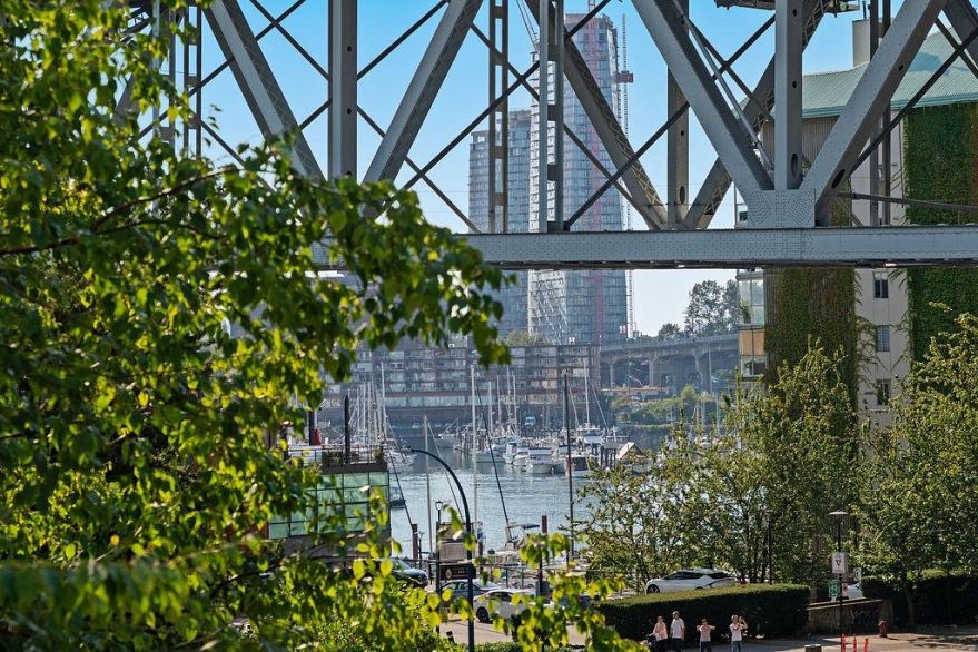 305 638 Beach Crescent