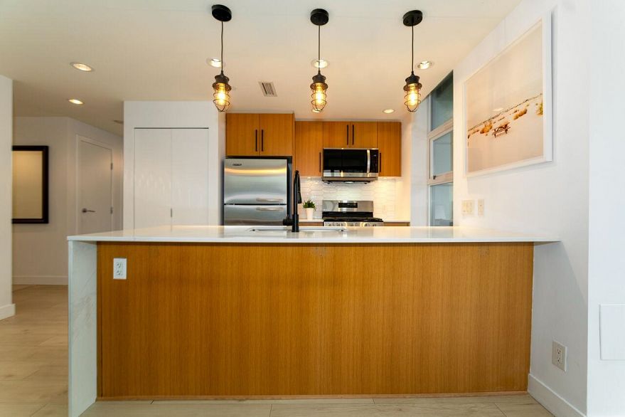 305 638 Beach Crescent