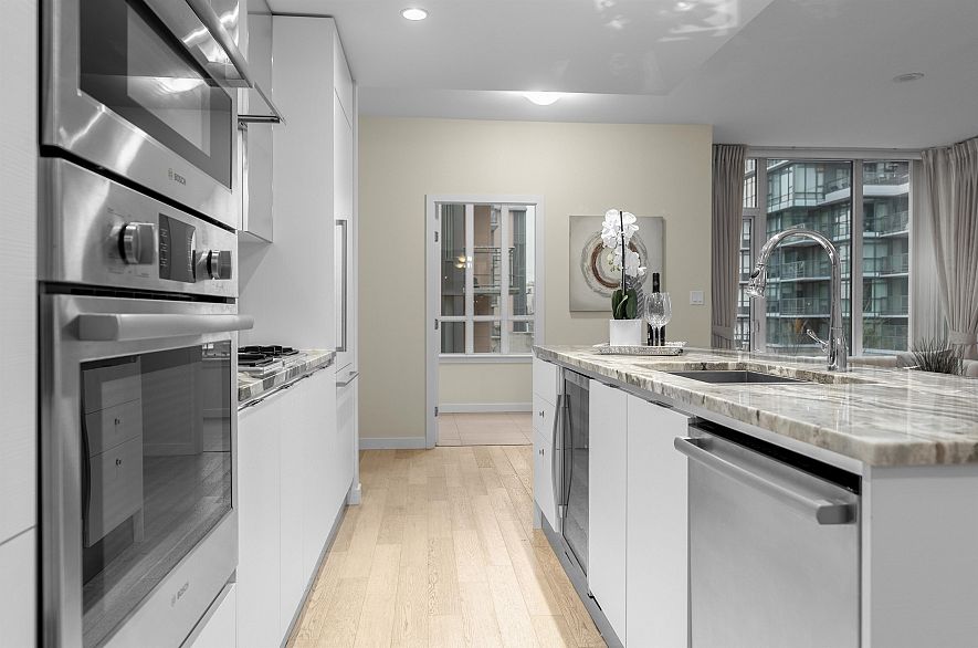 309 2565 Maple Street