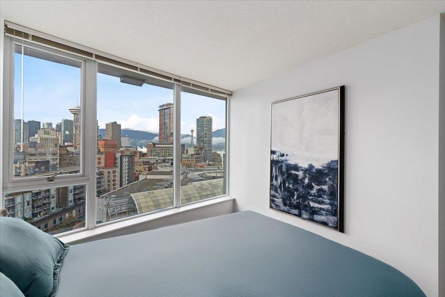 1805 58 Keefer Place