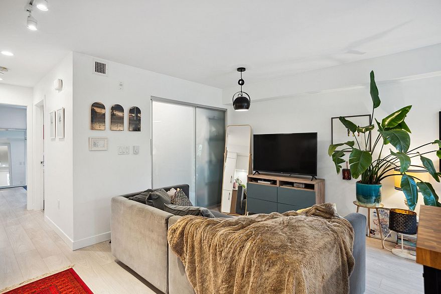 109 321 E 16th Avenue