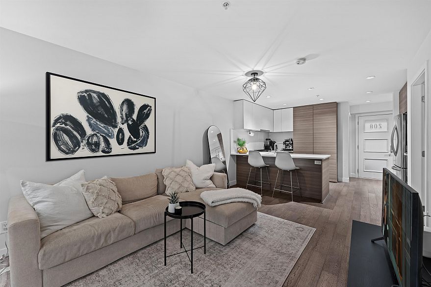 208 3456 Commercial Street