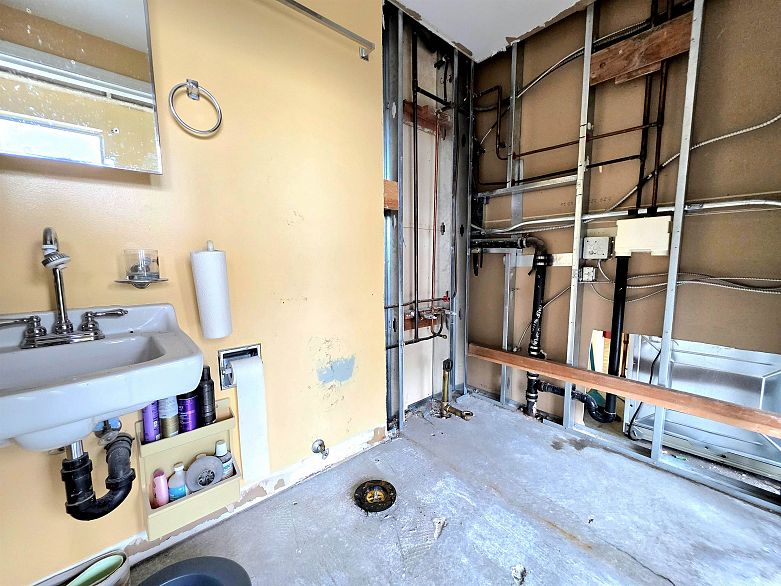 201 272 E 4th Avenue